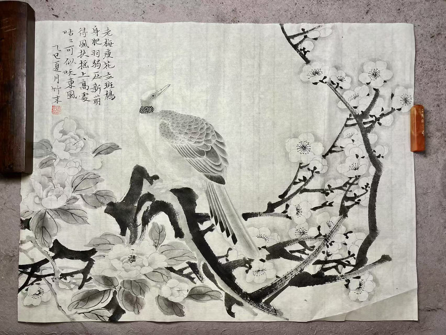 Plum branches rise stubbornly from the bottom of the picture, and the center strokes like iron painting silver hooks. Xinmei, whose branches are stained with cinnabar, is still struggling to stretch its petals to the sky even if it is bent by heavy objects. The thick ink on the branches rubs out rough texture, and the white space seems to be covered with ice and snow. The more oppressive it is, the more tenacious it is to grow upward. The painter expresses his anger through Mei, turning pen and ink into a s