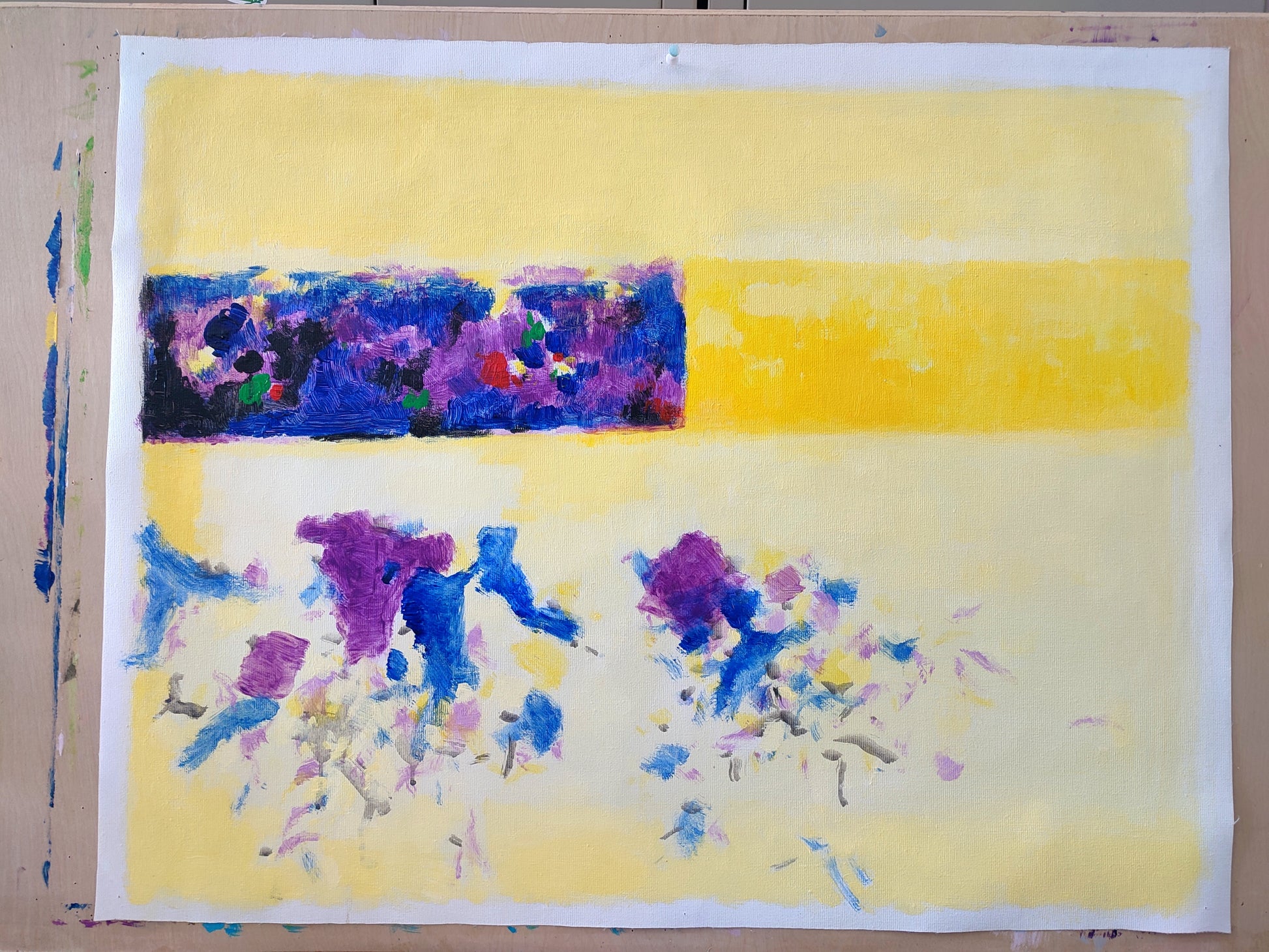 The bright yellow represents the sunlight pouring down in the early morning, laying the foundation of freedom. The blue-purple blocks above are like an energy field between heaven and earth, while the colorful accents resemble the vitality of all things vying for brilliance; the mottled color clusters below are like vigorously growing life. Through the integration of dots, lines, and planes, it interprets the vitality of all things breaking free from constraints and thriving freely in the sunlight.