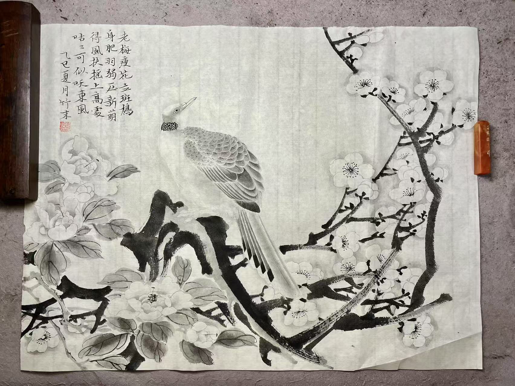 Plum branches rise stubbornly from the bottom of the picture, and the center strokes like iron painting silver hooks. Xinmei, whose branches are stained with cinnabar, is still struggling to stretch its petals to the sky even if it is bent by heavy objects. The thick ink on the branches rubs out rough texture, and the white space seems to be covered with ice and snow. The more oppressive it is, the more tenacious it is to grow upward. The painter expresses his anger through Mei, turning pen and ink into a s